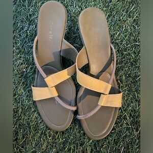 Vintage Cole Haas woman's heels green with yellow strap size 8